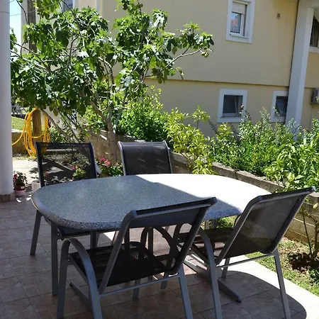 Πανσιόν Apartments Zara 3*