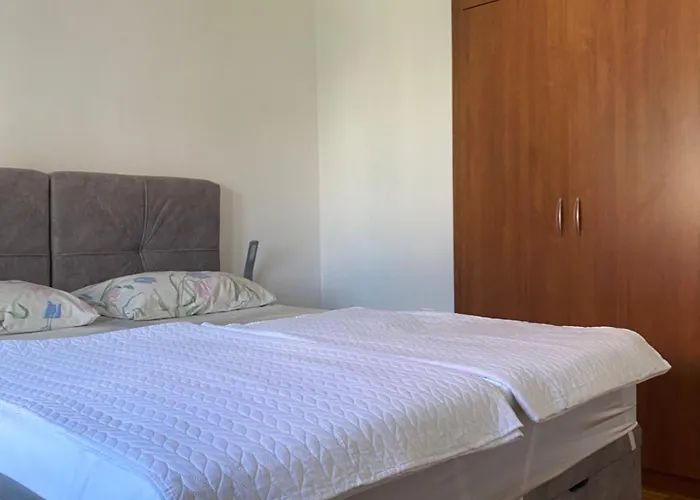 Apartments Zara בית הארחה