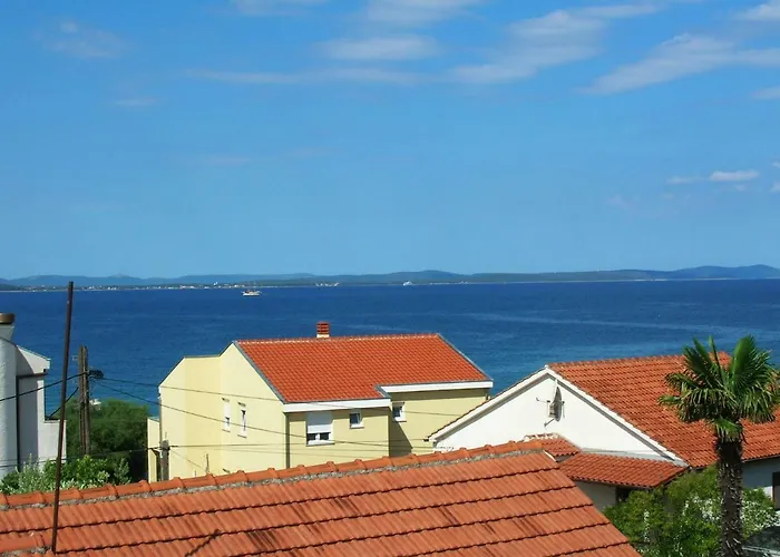 בית הארחה Apartments Zara 3*