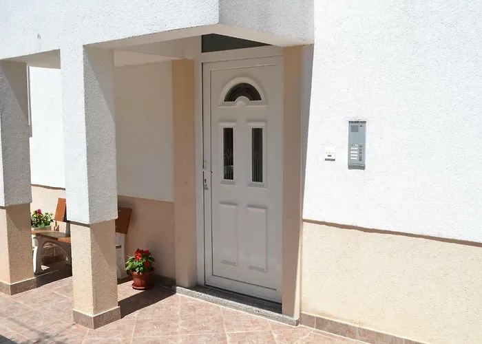 בית הארחה Apartments Zara 3*